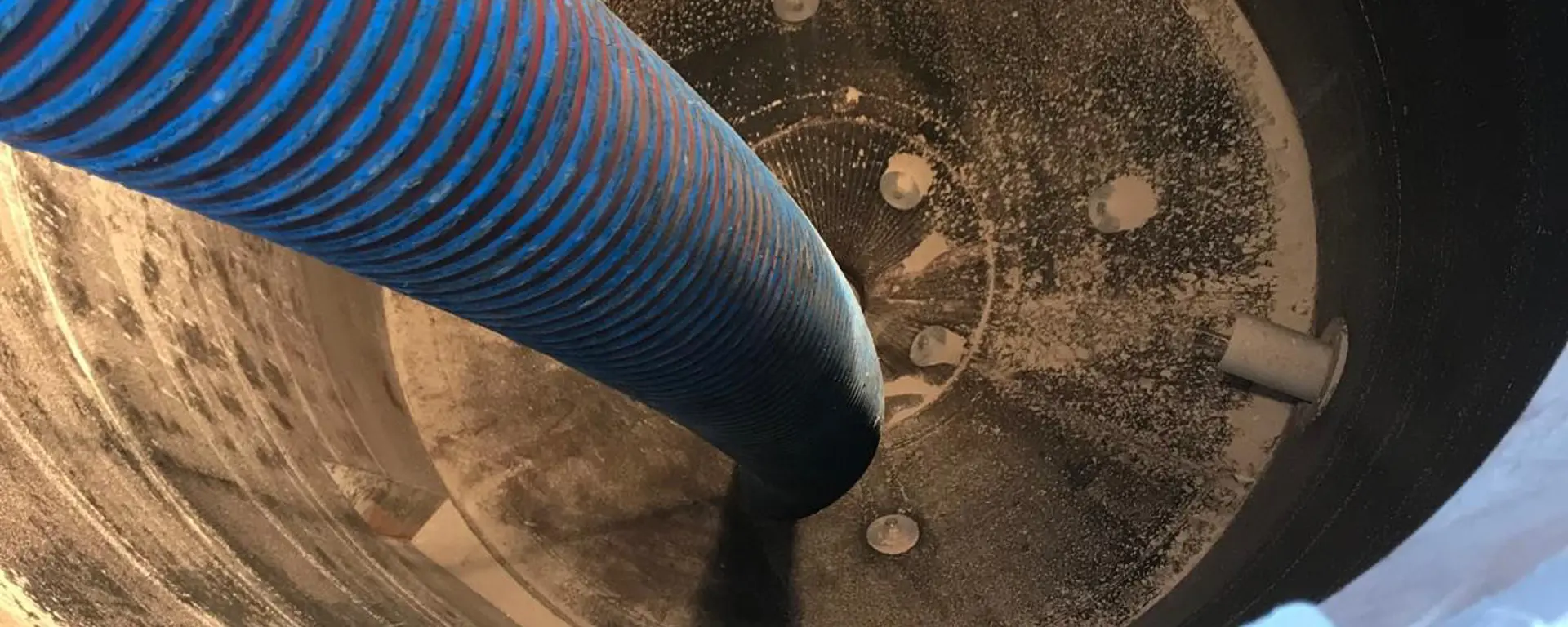 Silos, Tanks and Vessels Cleaning Silos, Tanks and Vessels Cleaning